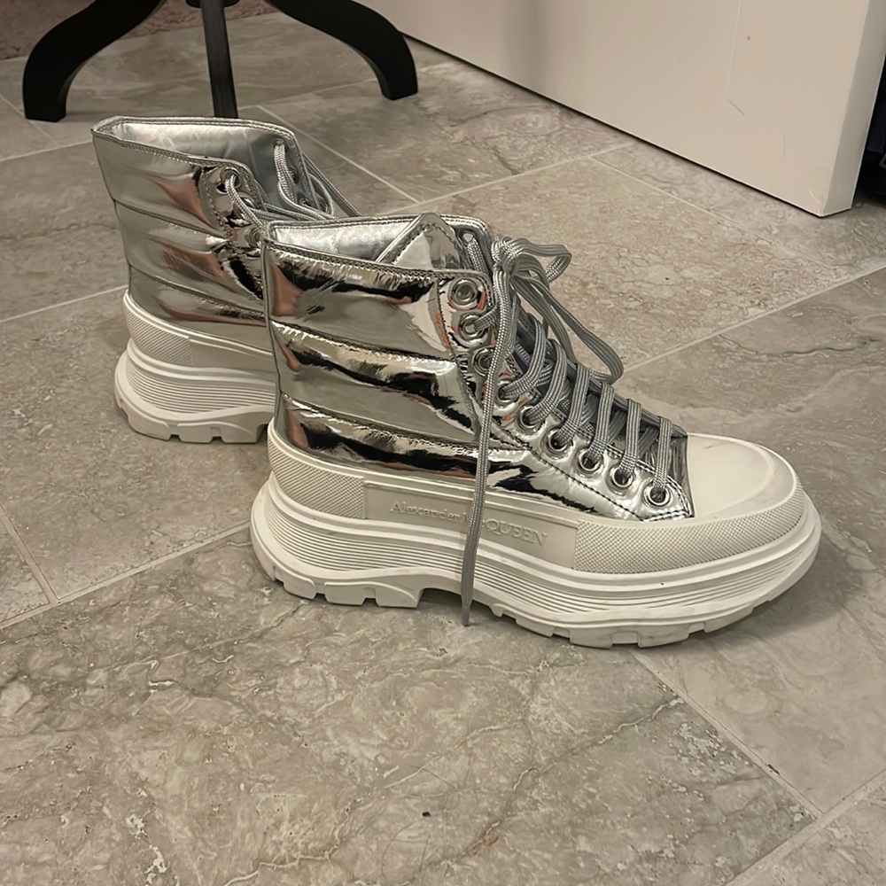 Gently worn lace up sneaker/boot